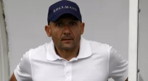 Феновете поднасят цветя на спасителя на ЦСКА Радуканов 