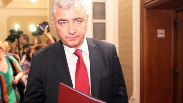 Мерджанов пита защо се спират обществени поръчки и се правят кадрови промени