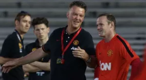 Ван Гаал обяснява на Рууни как да шутира към вратата (ВИДЕО)