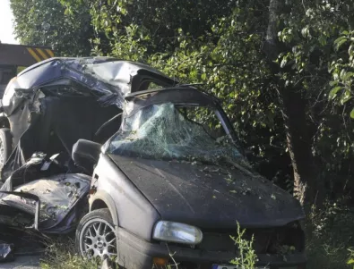 Жена загина, а младеж бере душа след тежка катастрофа край Пловдив
