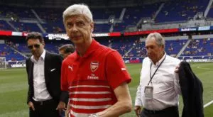 Арсенал договори халф, води преговори за още един