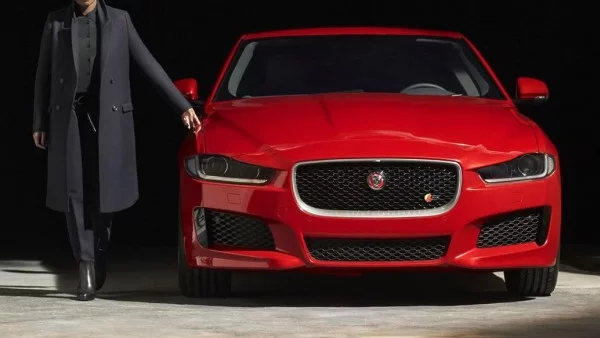 Емили Санде показва предницата на Jaguar XE-S