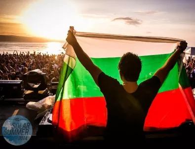 FEDDE LE GRAND развя българското знаме на CACAO BEACH