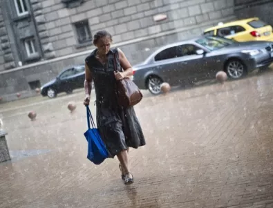 МОСВ предупреждава за валежи и гръмотевици в цялата страна