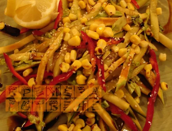 Азиатска салата с тиквички, царевица, краставици и сусам