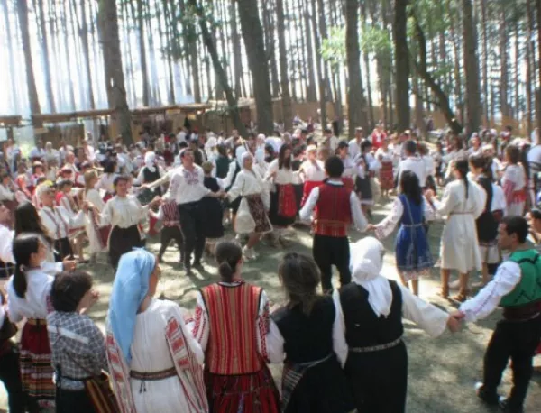 Жеравна отново посреща Фестивала на фолклорната носия