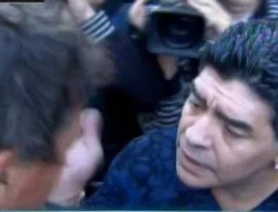 Марадона залепи шамар на нахален журналист (ВИДЕО)