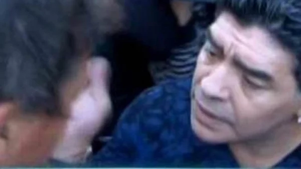 Марадона залепи шамар на нахален журналист (ВИДЕО)