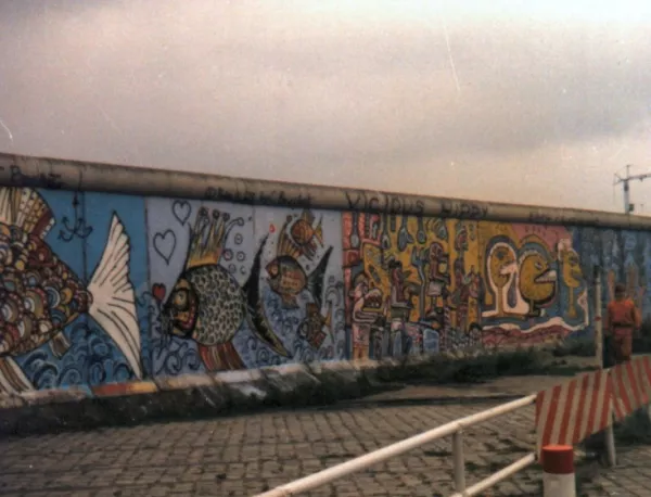 Започва строежът на Берлинската стена