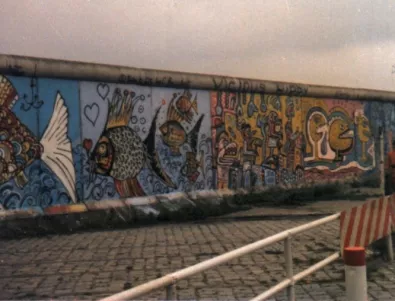 Берлинската стена пада преди 25 години