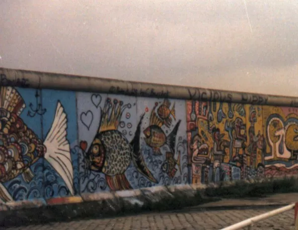 56 години от издигането на Берлинската стена