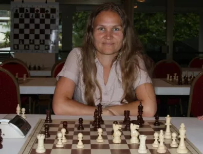 Гросмайсторка от Русия учи туристите в Албена на шахмат