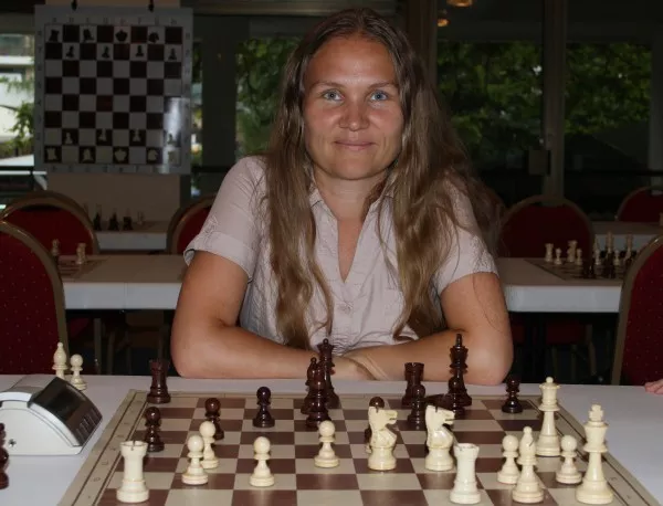 Гросмайсторка от Русия учи туристите в Албена на шахмат