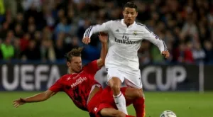 Роналдо задмина Меси по голове