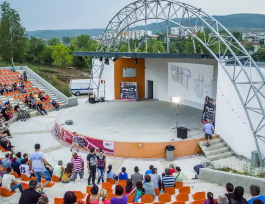 Безплатно кино под звездите в Морската градина на Бургас