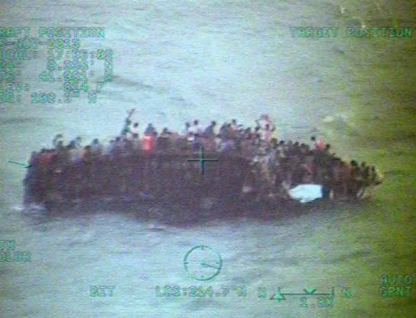 Кораб с над 700 имигранти потъна край Лампедуза