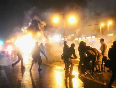Полицията използвала сълзотворен газ срещу протестиращите във Фъргюсън
