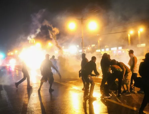 Полицията използвала сълзотворен газ срещу протестиращите във Фъргюсън