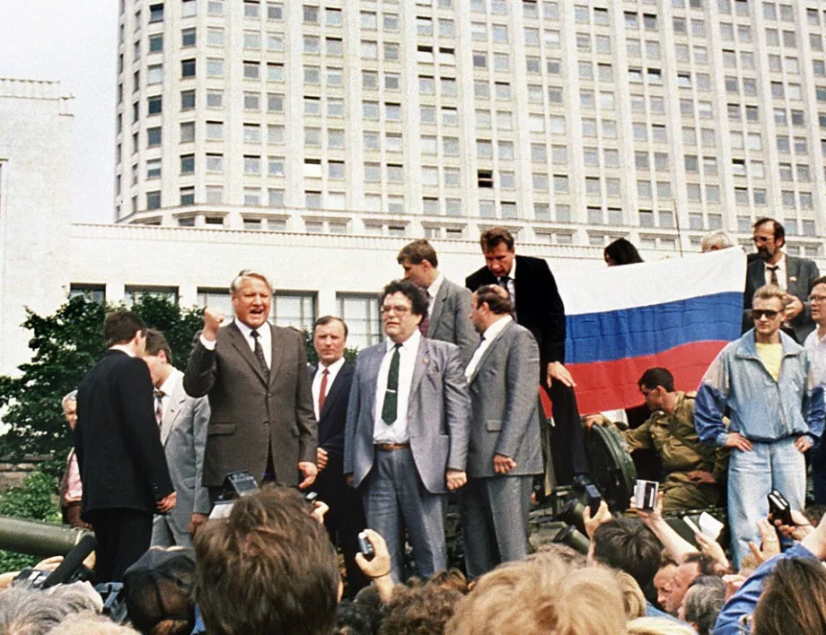 Борис Елцин издава указ, с който прекратява дейността на КПСС на територията на Русия