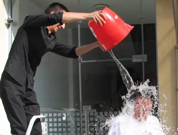 Ice Bucket Challenge в помощ на пострадалите от наводненията