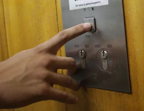 Експерти запознават ученици с правилата за безопасност, когато ползват асансьори