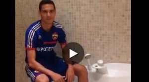 Жоро Миланов се заля с вода и предизвика Пиргов и Янев