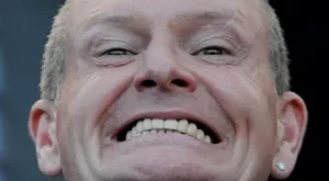 Легендата Пол Гаскойн се завръща на терена