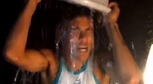 Спортни журналисти също се заливат с лед