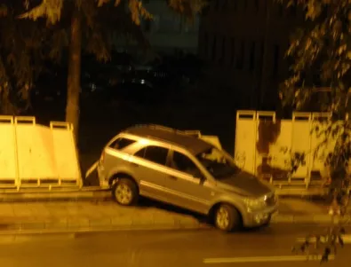 Джип събори оградата на полицията в Благоевград 