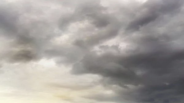 Облачно, но топло време за "Трети март"