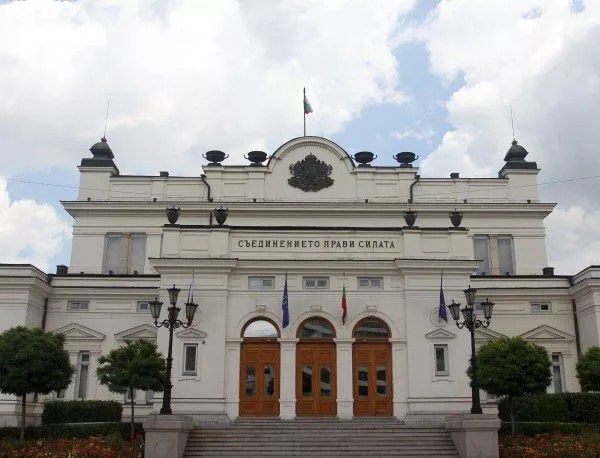 НС дарява 12 лаптопа за Гимназията в Босилеград