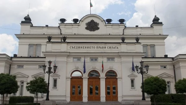 За какво продължават да гласуват политиците днес