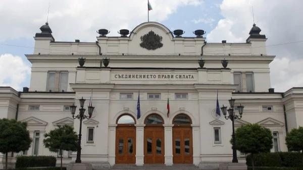 Учредява се Министерство на обществените сгради, пътищата и съобщенията