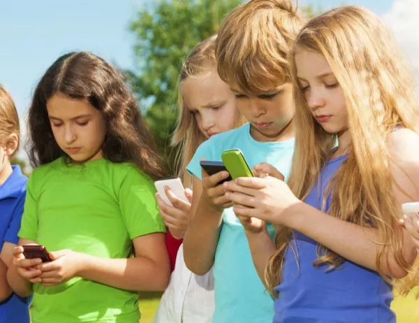 Франция обмисля забрана на телефоните в училищата