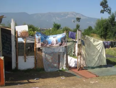 Събарят незаконни ромски постройки във Варна