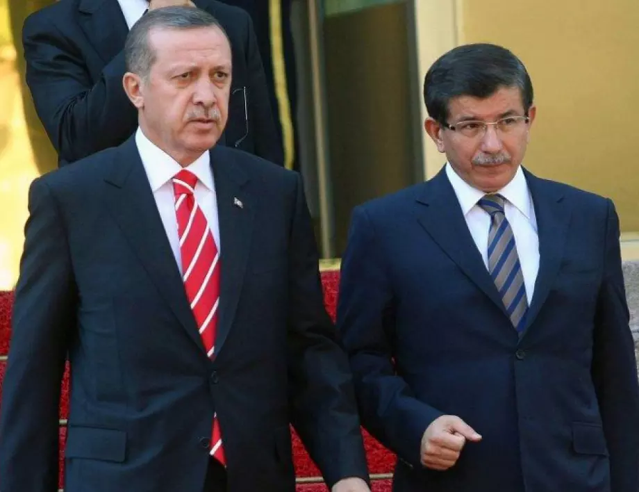Ердоган закри университет, свързан с Давутоглу 