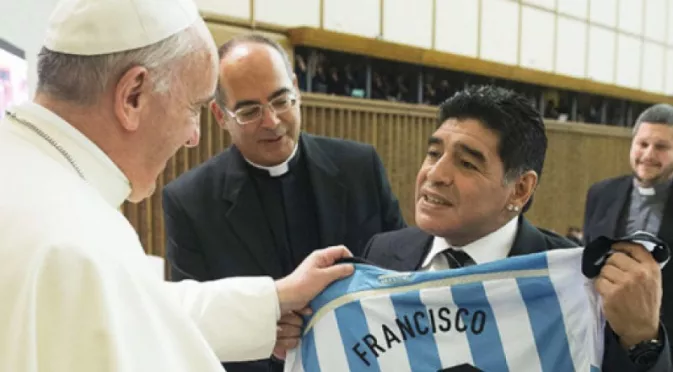 Марадона подари на Папата фланелка на Аржентина с името му