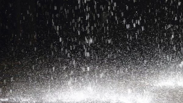 Дъждовна събота на морето