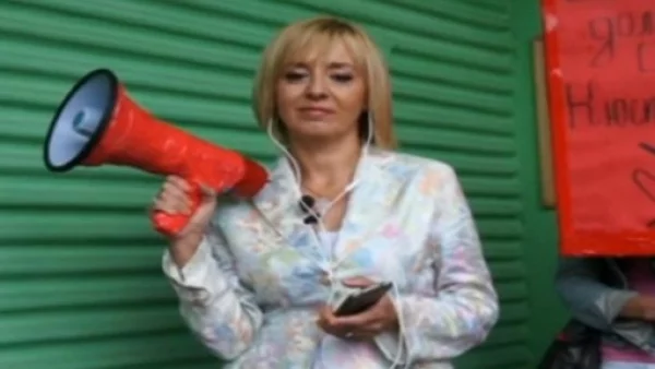 Мая, с червен мегафон в ръка, повежда кюстендилски протест