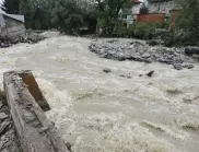 Пак наводнение в Берковица, водата отнесе кола (ВИДЕО)