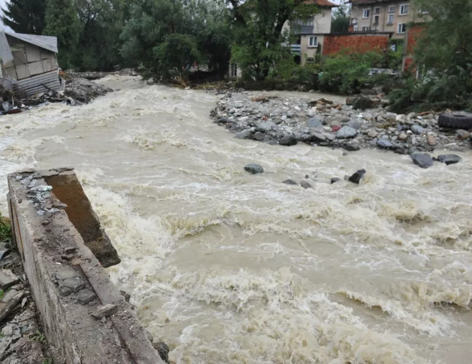 Пак наводнение в Берковица, водата отнесе кола (ВИДЕО)