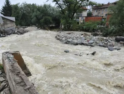 Десетки сигнали заради наводнения в Берковица, Етрополе и София през изминалата нощ