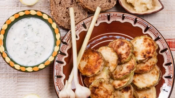 Пържени тиквички с млечен чеснов сос 