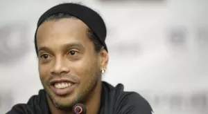 Роналдиньо на крака при Стоичков