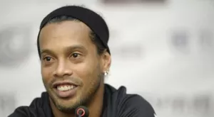 Роналдиньо продължава да бележи 