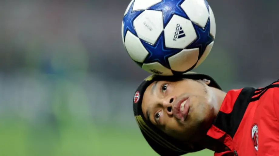 "Роналдиньо се върна в Милан": Финтът, който "заличи" физиката (ВИДЕО)