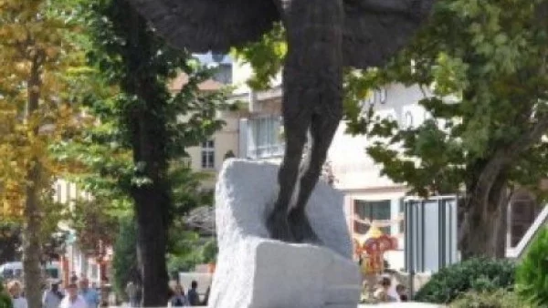 В Хасково вече има Паметник на завистта 