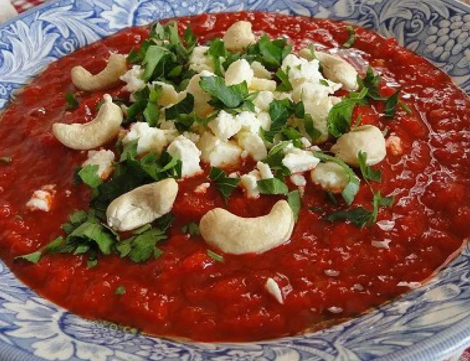 Тази лятна крем супа от чушки и домати е хит в мрежата