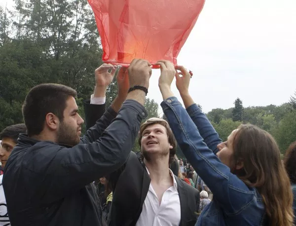 Младежи от БСП-София пазиха Братската могила от вандали