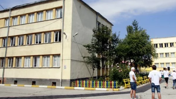 Директорката на училището в Дебелт подава оставка 